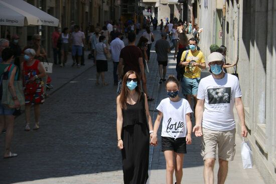 Primer dia sense mascaretes al carrer a Girona