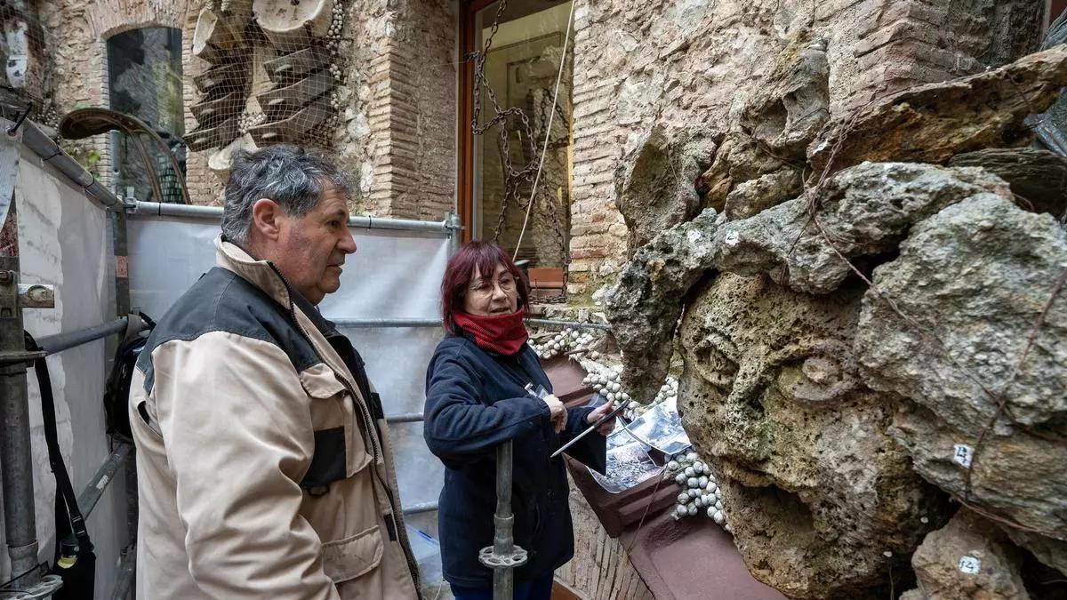 La restauradora Anna Cusó y el maestro en construcciones tradicionales, Pere Viñas, delante del primer monstruo que se está restaurando.