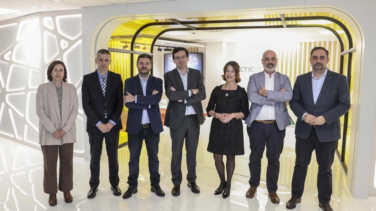 Por la izquierda, Leticia Bilbao, Enrique Menéndez, Sergio Álvarez, Jesús Daniel Salas, Ángela Santianes, Miguel Ángel Acero y Pablo Coca, en el Espacio Prisma de la sede del CTIC, en el Parque Científico Tecnológico de Gijón.