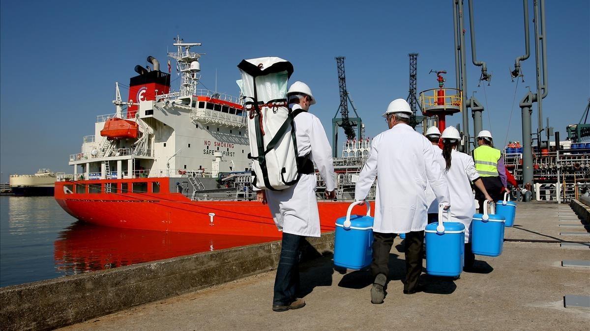 Llegada al puerto de Barcelona del barco cargado con agua procedente de Tarragona.