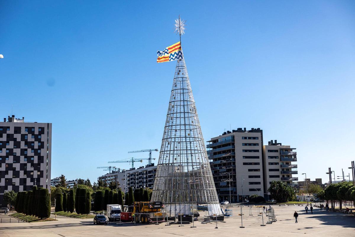 Badalona ya tiene el árbol de Navidad más alto de España