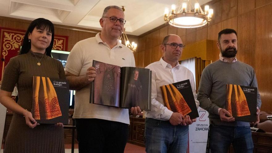 Representantes de Caja Rural, Diputación el autor de las fotografías y el presidente de La Morana en la presentación de catálogo. | J.L.F.