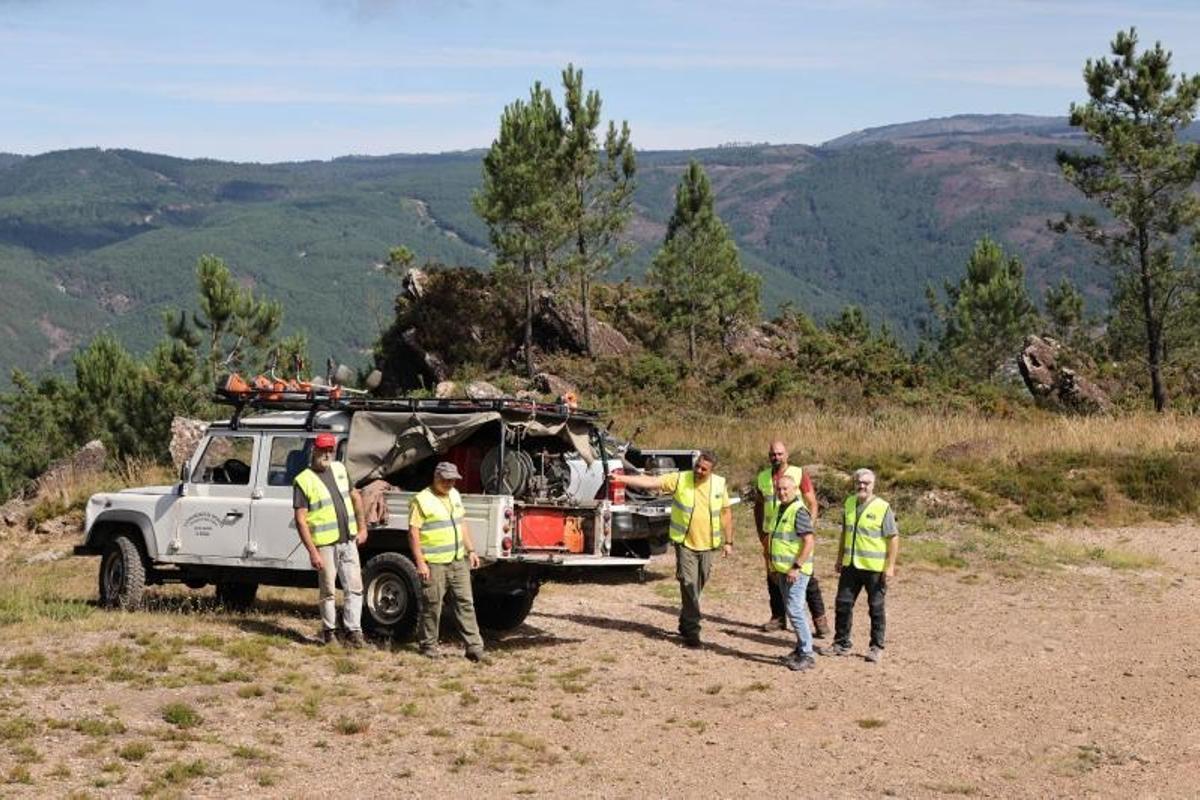 Miembros de "Ollos do monte", en un monte comunal de Tomiño.