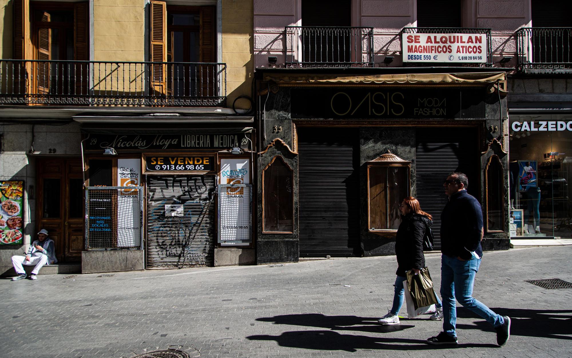 Varios locales cerrados en un tramo de la Calla Carretas pegado a Jacinto Benavente.