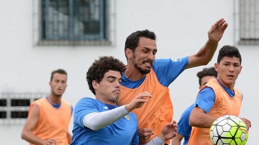 Capi trata de robar la pelota a Tomás durante un entrenamiento en A Seca. // Rafa Vázquez