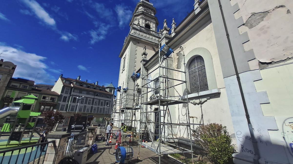 Set de rodaje en el exterior de la iglesia de San Juan.
