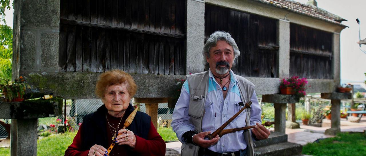 Alicia Fontán Rvero, sobrina de Manuel Fontán y José Manuel González Fontán, ahijado de O Jarafete frente al hórreo de la casa familiar. |   // IÑAKI ABELLA