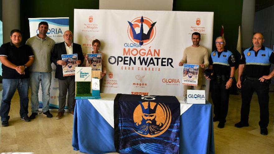 Foto de familia durante la presentación de la III Gloria Mogán Open Water.