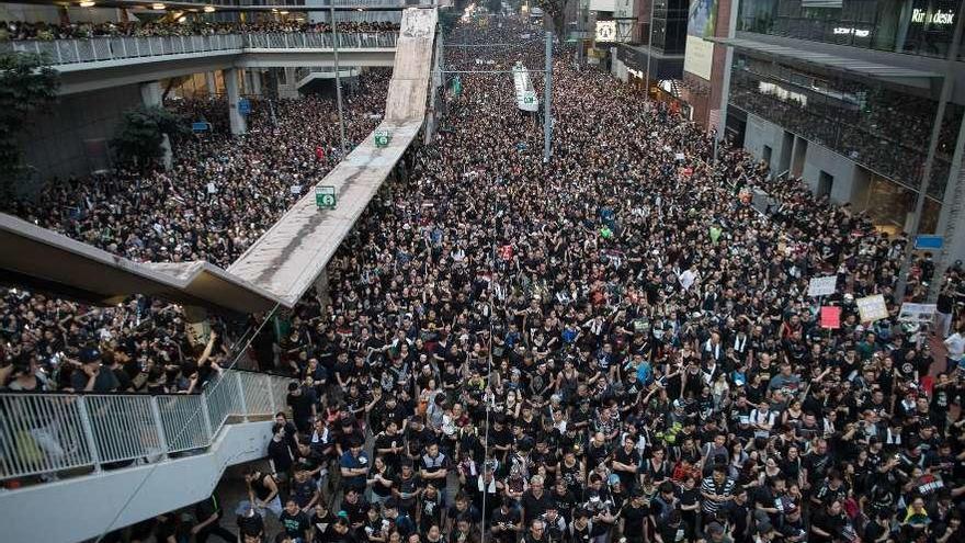 Masiva manifestación en Hong Kong para reclamar la anulación del proyecto de extradiciones a China. // Efe
