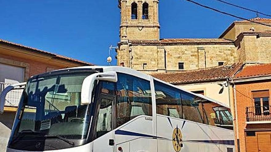 Autobús que cubre la línea desde Villaescusa por Fuentesaúco hacia Salamanca, aparcado en la villa saucana.