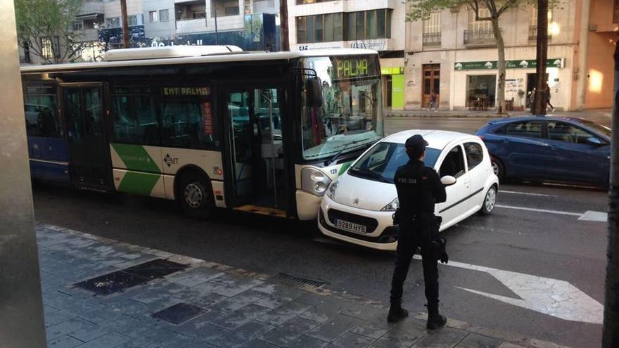 Un autobús de la EMT colisiona contra un coche en las Avenidas