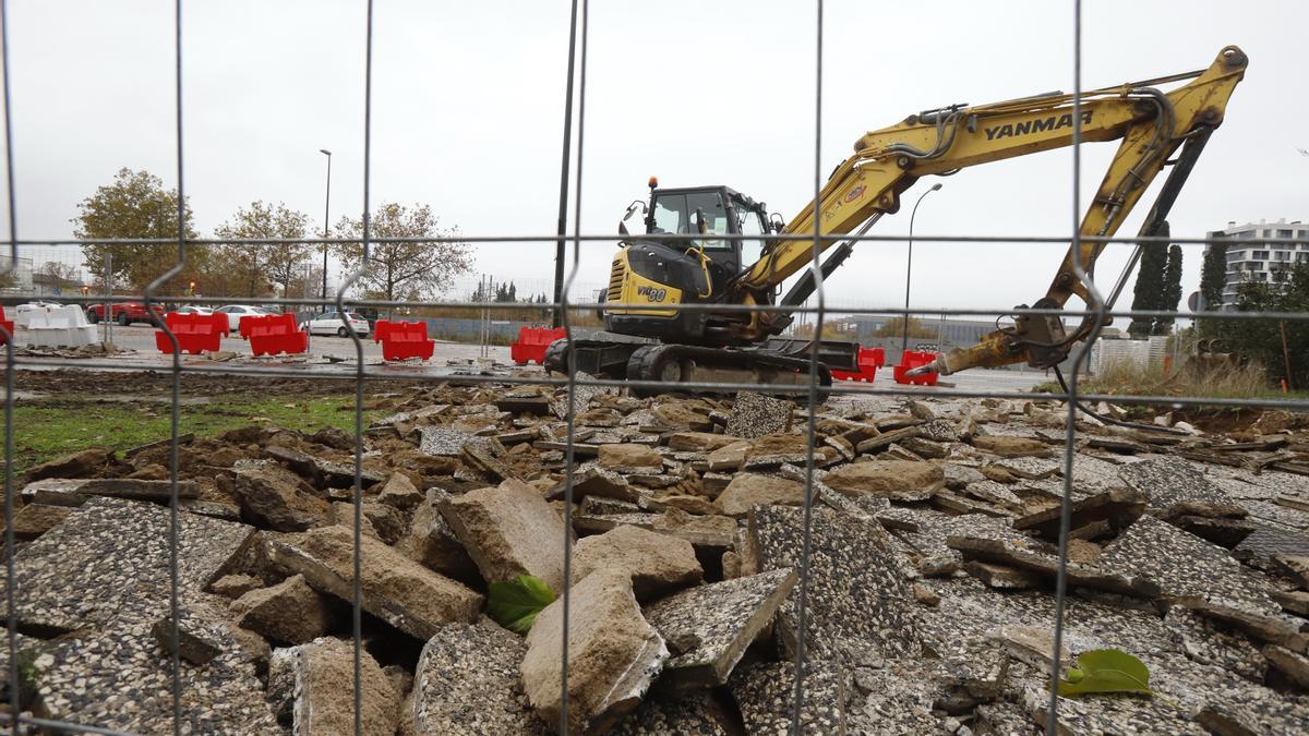 Una máquina trabajando este lunes en la reforma de la avenida Cataluña