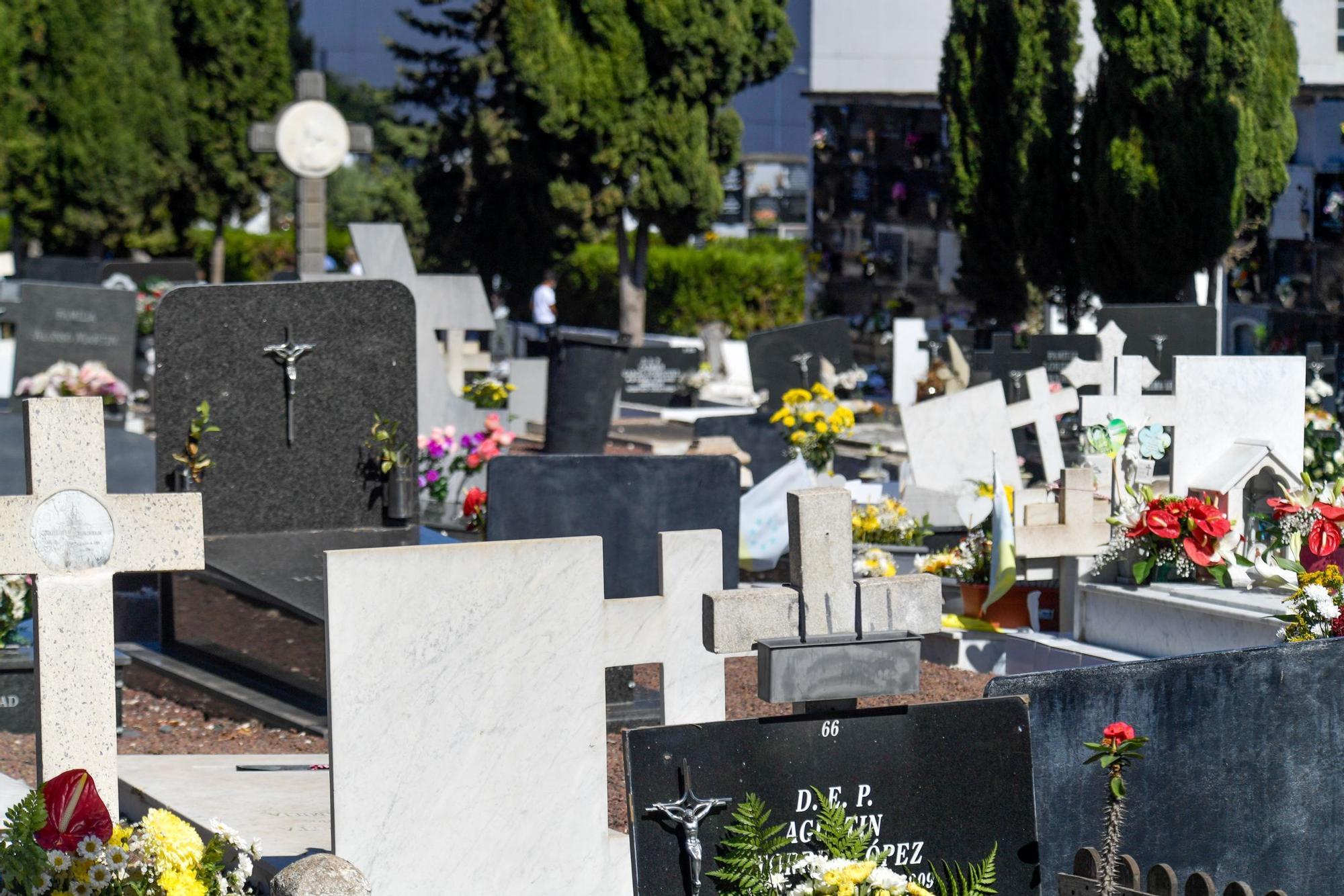 Día de Todos los Santos en el cementerio de San Lázaro (01/11/2021)