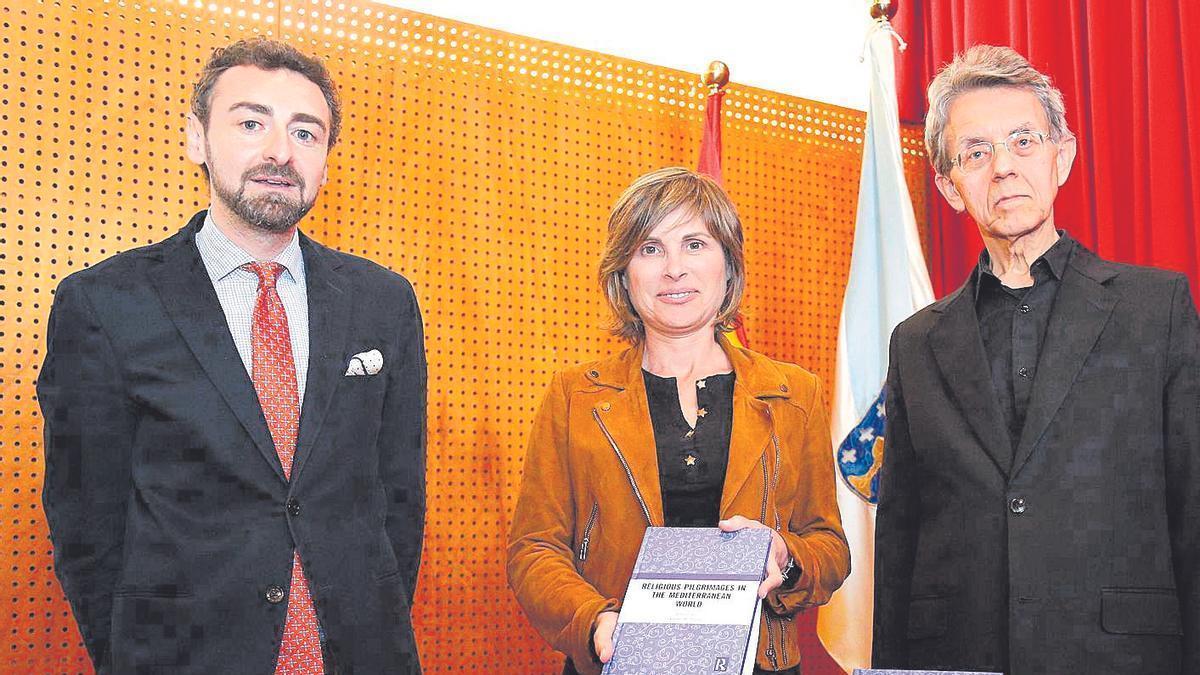 Pablo S. Otero, Antón M. Pazos y Nava Castro, en la presentación del libro.