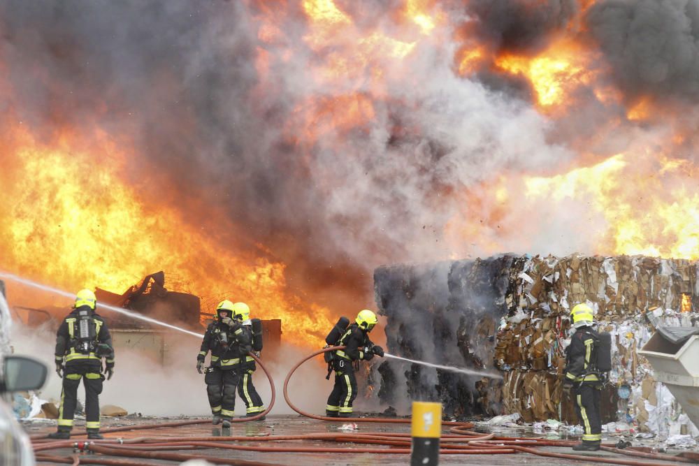 Los bomberos tratan de sofocar un virulento incendio en una planta de residuos de AIicante