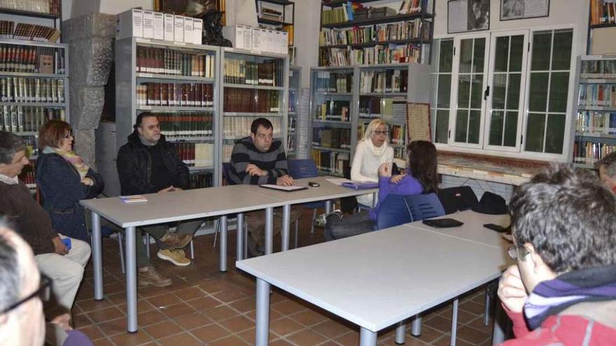 Desarrollo del encuentro de vecinos de la comarca de Sanabria con Podemos, ayer tarde en Ilanes.