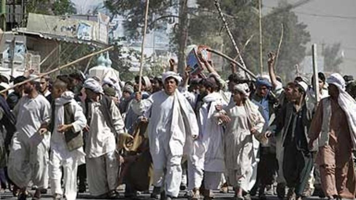 Manifestación de fieles musulmanes en Kandahar contra la quema del Corán en EEUU