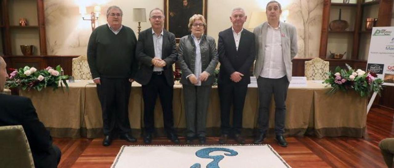 La presentación oficial de Fagaarte en Santiago, en noviembre de 2019. Manuel Alonso (primero por la izqd.), junto a representantes políticos y la presidenta de la coordinadora internacional.   | // XOÁN ÁLVAREZ