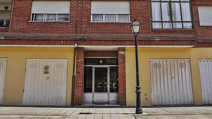 "Se veía venir, no levanta cabeza", cuentan del hombre que acuchilló en Salas a dos guardias civiles que lo iban a llevar al juzgado - Vimarsana News