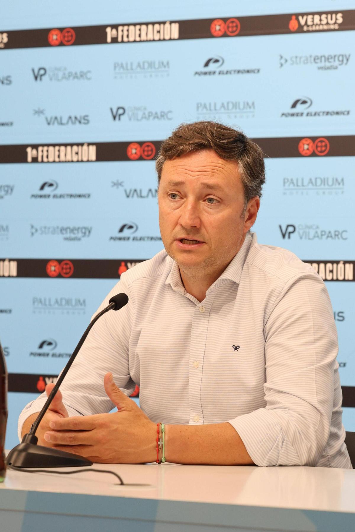 Mira las imágenes de la presentación de Raúl Llona como entrenador de la UD Ibiza