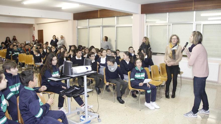 La olímpica Teresa Portela visita el colegio Sagrada Familia de Aldán