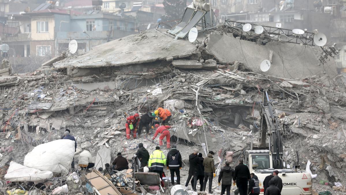 Equips de rescat treballant entre els enderrocs dies després del terratrèmola a Turquia.