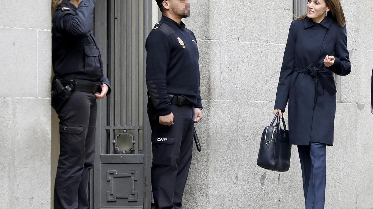 La reina Letizia, a su llegada a la reunión de trabajo con la Asociación Española contra el Cáncer (AECC) que ha presidido hoy en Madrid.