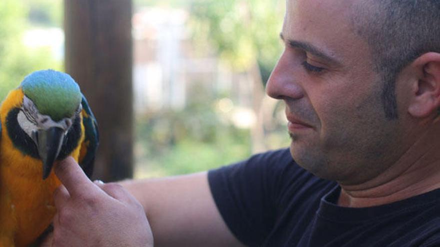 Luis, con uno de sus pajaros. Abajo, algunos de los animales que alberga.