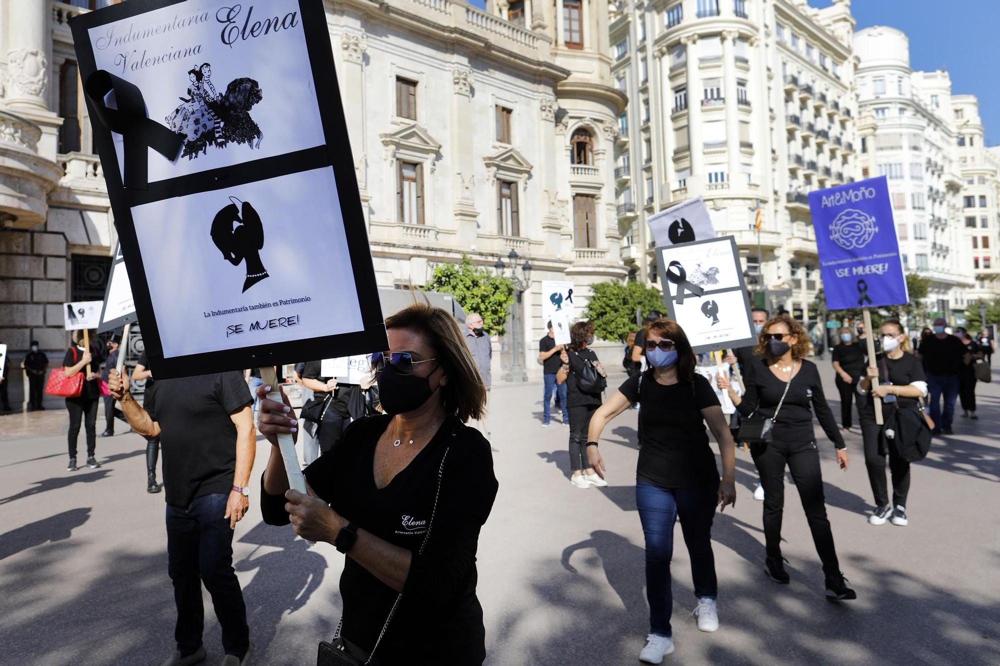 Manifestación de profesionales de la indumentaria tradicional valenciana.