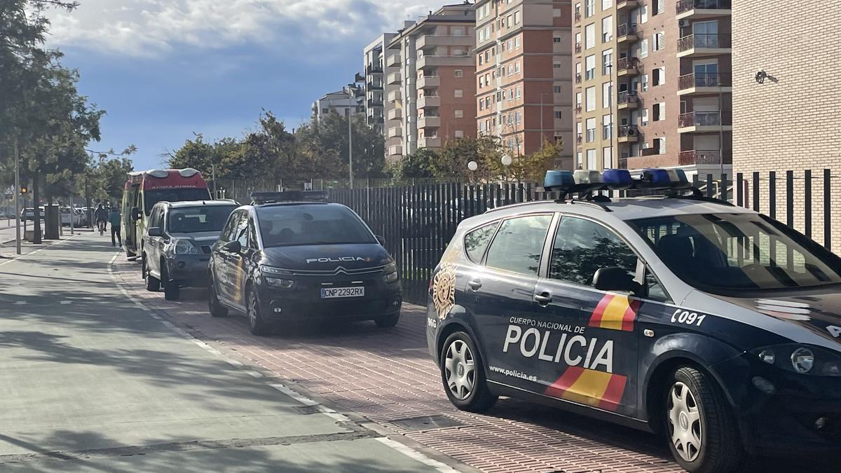 Numerosas patrullas de la Policía Nacional, junto a la ambulancia, en los juzgados de Castelló.