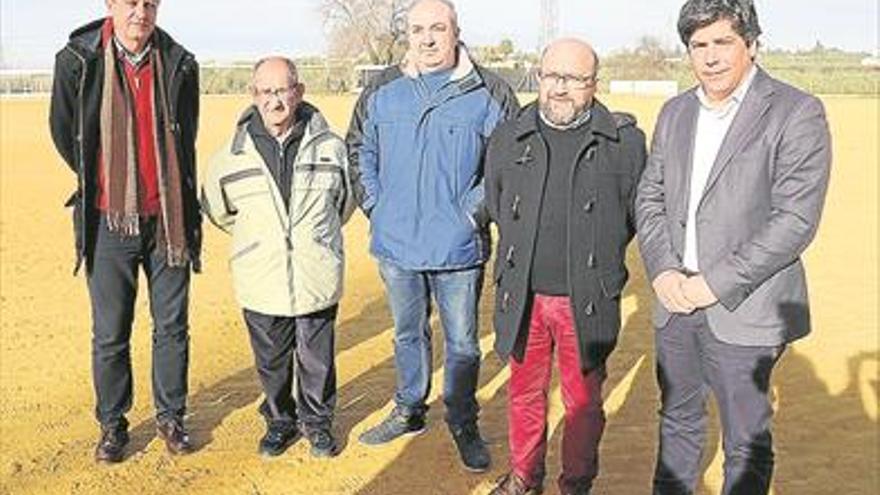 El Ayuntamiento instalará césped artificial en el campo de albero