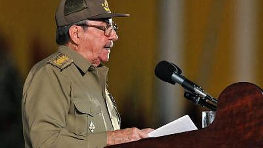 El presidente de Cuba, Raúl Castro, pronuncia un discurso, durante el acto principal del Día de la Rebeldía Nacional, celebrado en el antiguo cuartel Moncada, en la ciudad de Santiago de Cuba. Castro afirmó que &quot;Cuba continuará sin descuidar su defensa, independientemente del resultado de las elecciones en Estados Unidos.