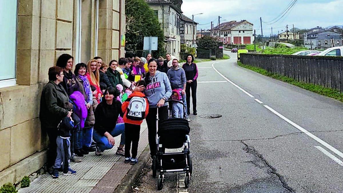 Familiares de alumnos del CRA de Caldelas reclaman soluciones desde principios de año.