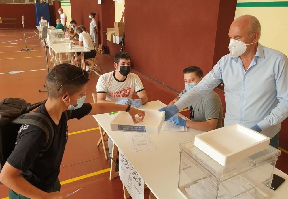 Las imágenes de una jornada tan histórica como atípica en la comunudad gallega. Unos comicios marcados por la pandemia del coronavirus, el calor y el dilema de elegir a quién votar.