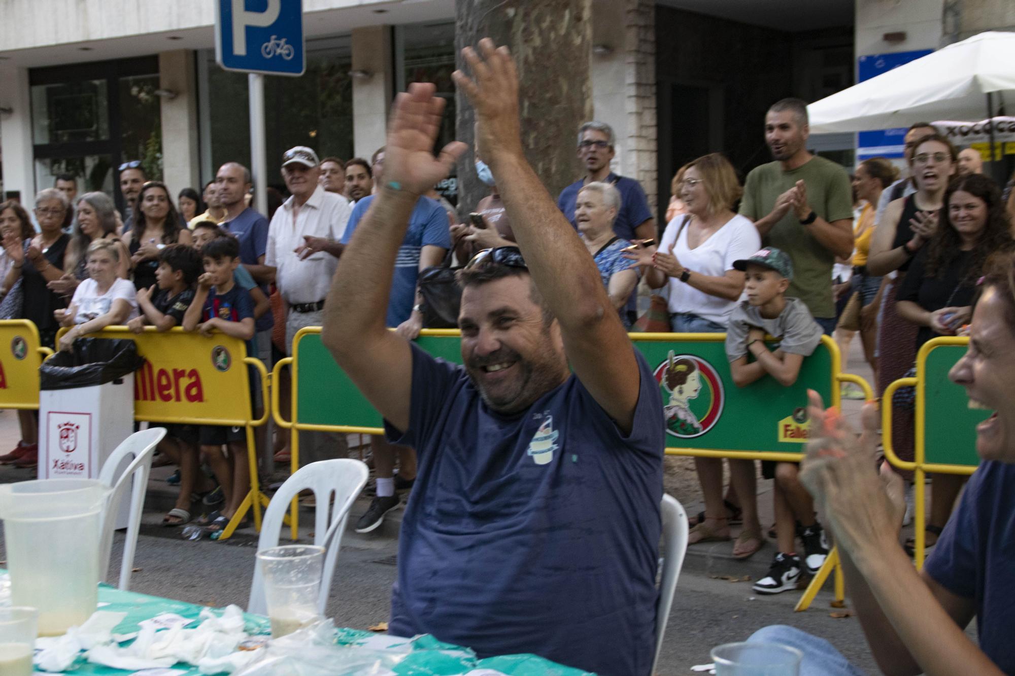 El concurso de comer fartons llena de nuevo l'Albereda de Xàtiva