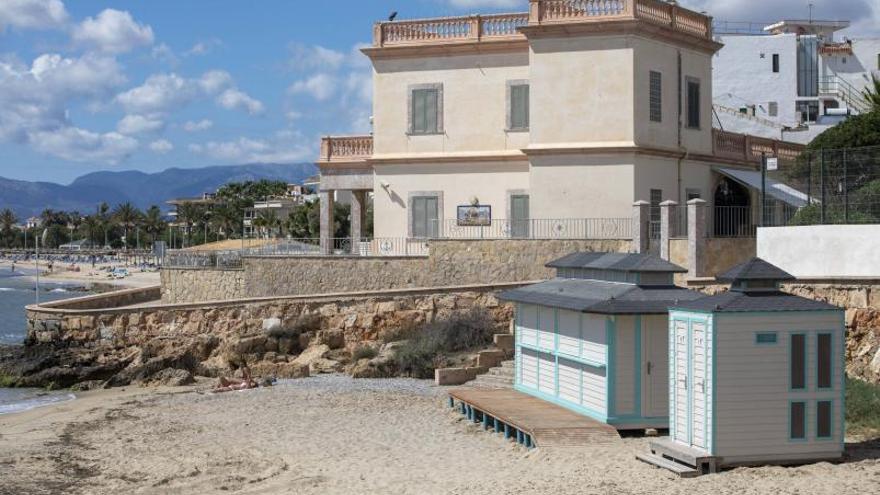 El polémico chiringuito de la playa de El Peñón lleva dos meses cerrado