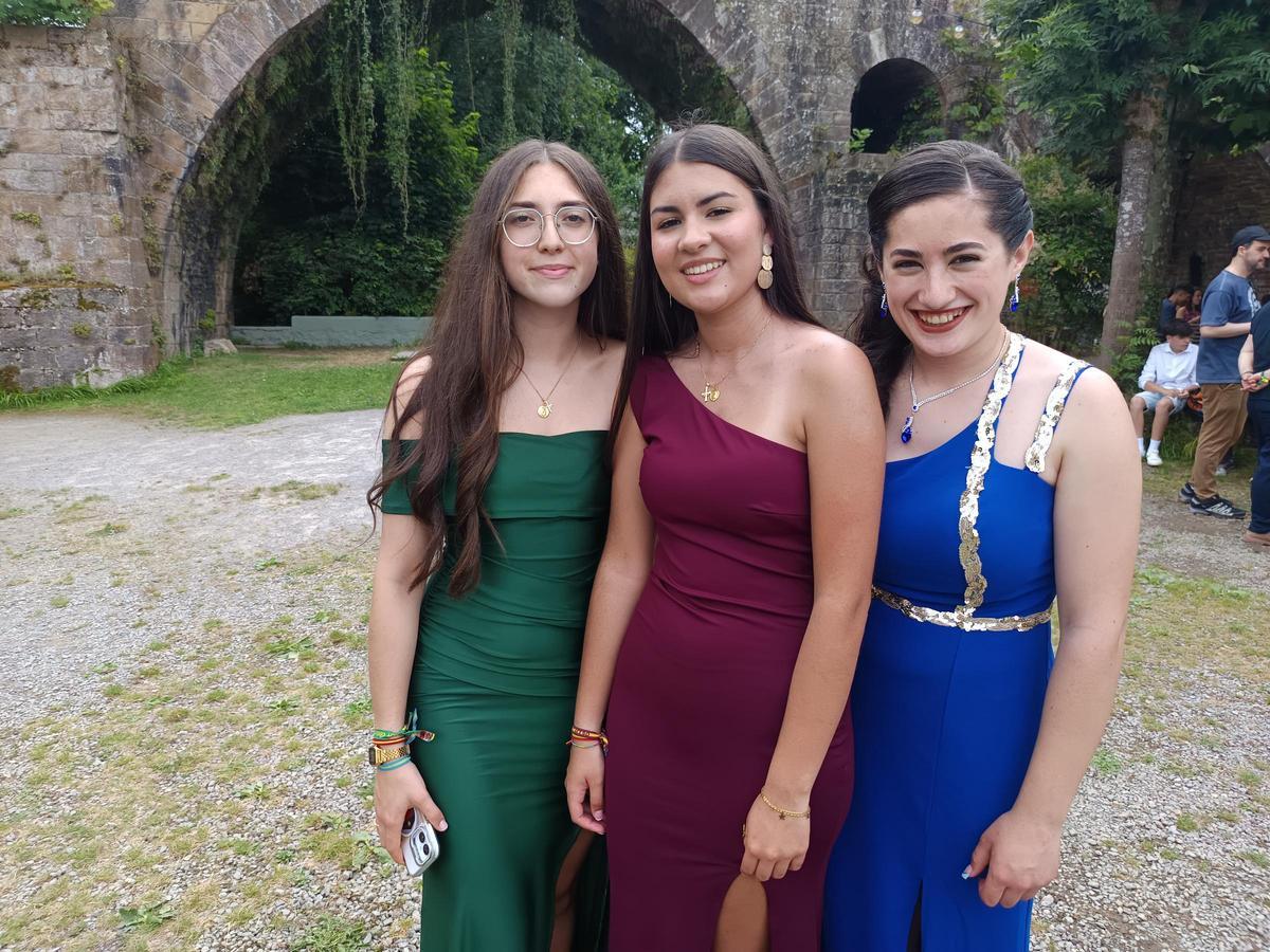 Tres de las alumnas graduadas