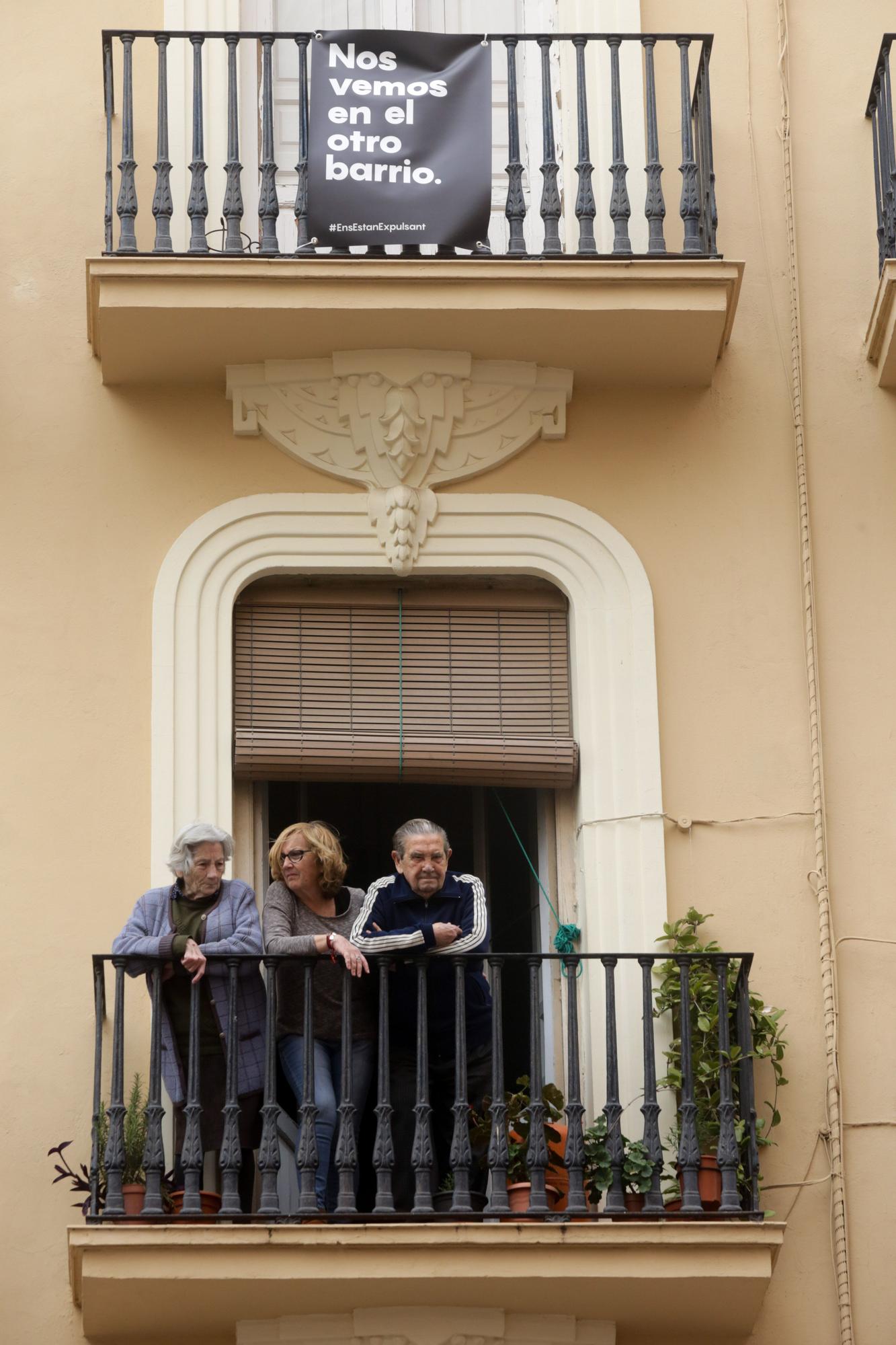 Protesta en la calle Turia ante el desahucio de 16 familias para construir apartamentos turísticos