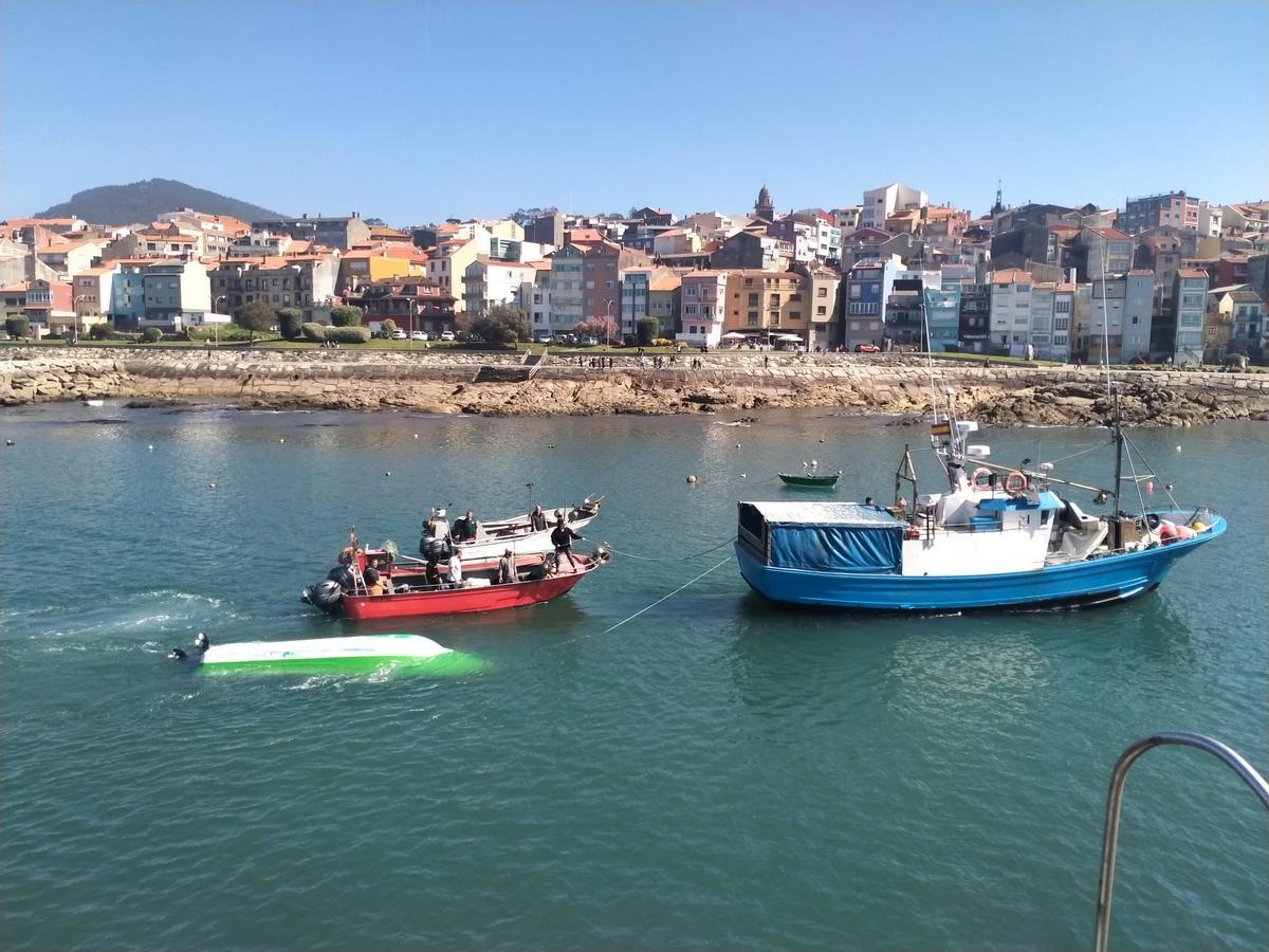 El «Calano» siendo remolcado a puerto