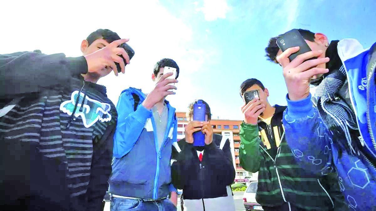 La adicción a los teléfonos móviles, especialmente entre la población juvenil, es uno de los problemas con los que se enfrenta la sociedad actual.