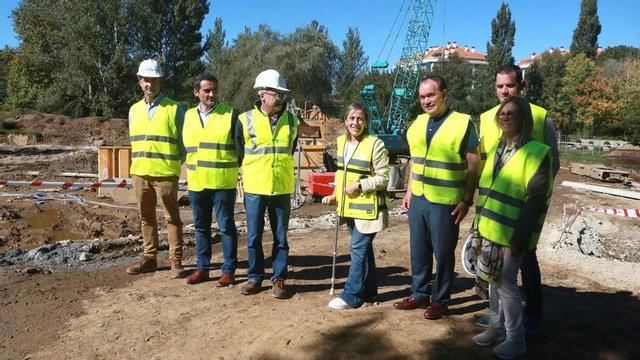 La conselleira (apoyada en una muleta) junto a Crespo, ediles del gobierno y representantes de la empresa, en las obras. | // BERNABÉ/LUCÍA ABELEDO