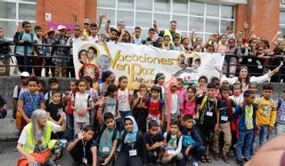 Emoción y nervios en la llegada a Asturias de los niños saharauis: "Los primeros días son duros"