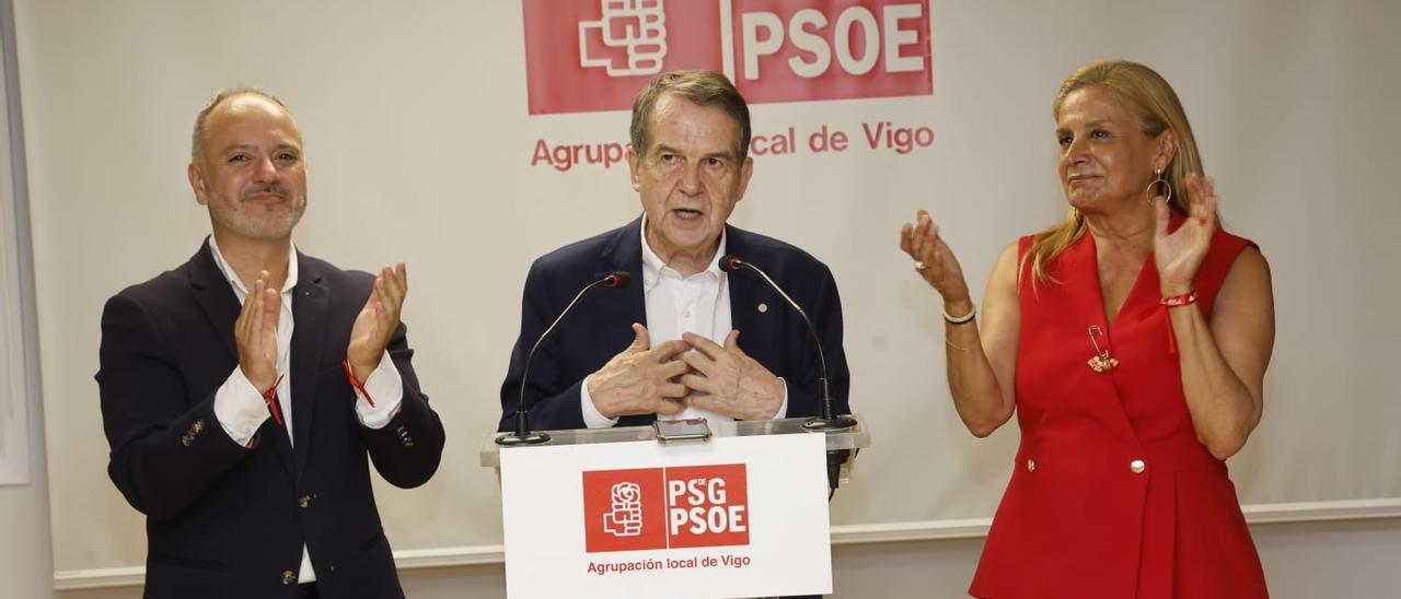 El alcalde de Vigo, Abel Caballero (c) , durante su valoración de los resultados de las elecciones generales del 23 de julio, acompañado por los candidatos del PSOE al Congreso y al Senado, David Regades y Carmela Silva.