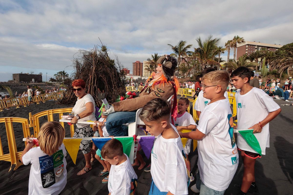 Niños de Puerto de la Cruz, en los preparativos de la hoguera de san Juan celebrada en 2024 en Playa Jardín.