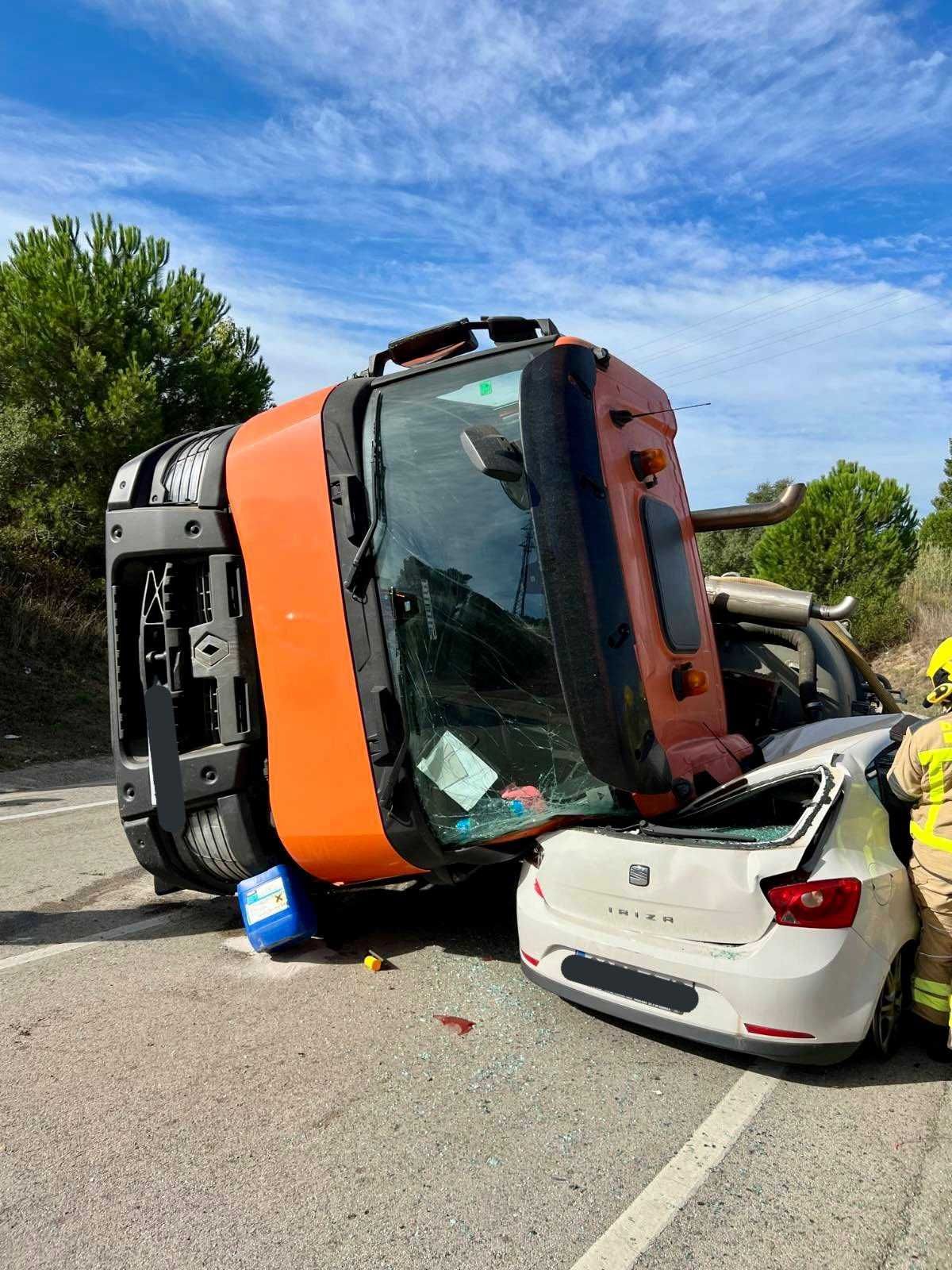 Bolca un camió damunt d'un cotxe a Llagostera