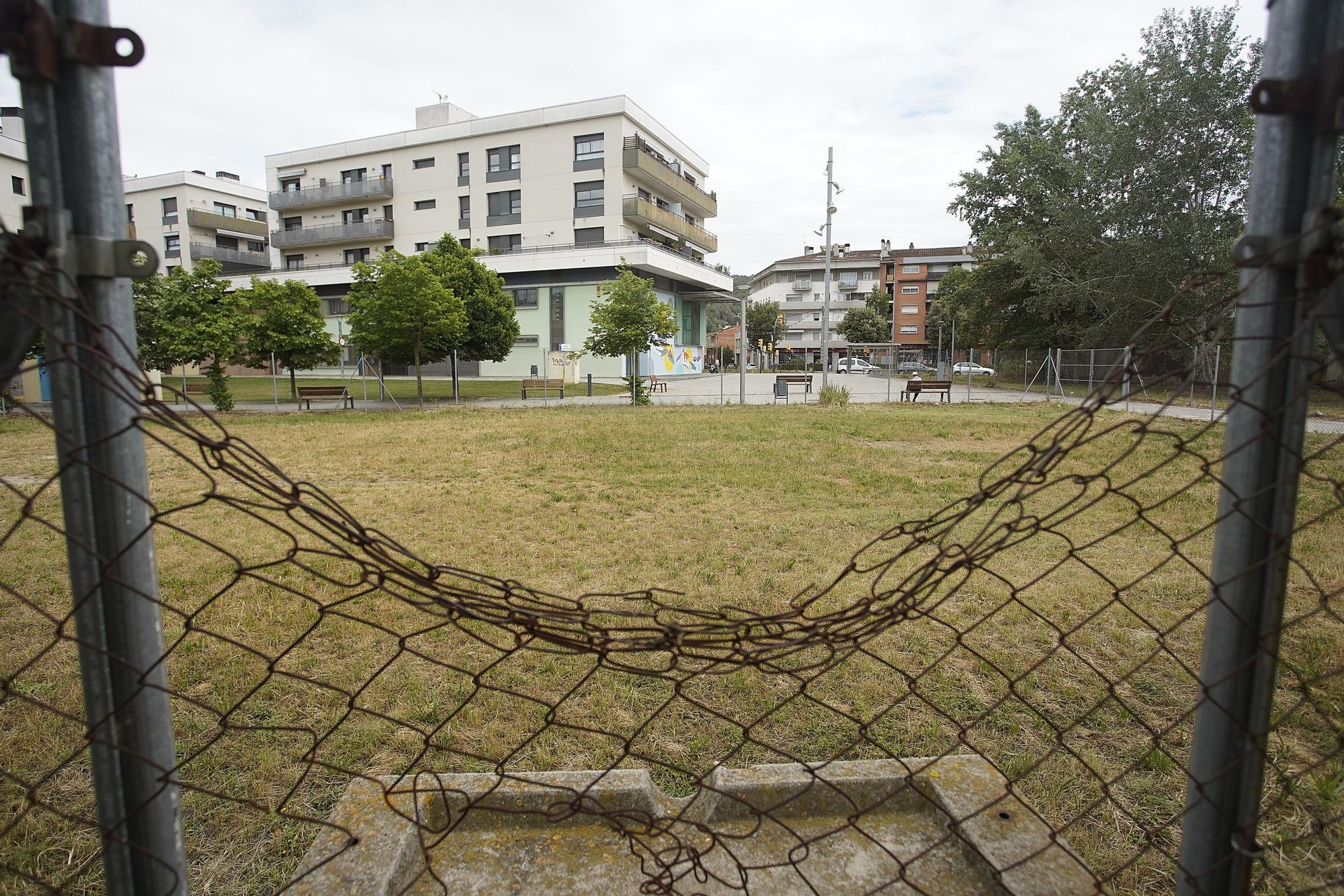 Sarrià de Ter tanca un solar perquè no hi entrin els gossos