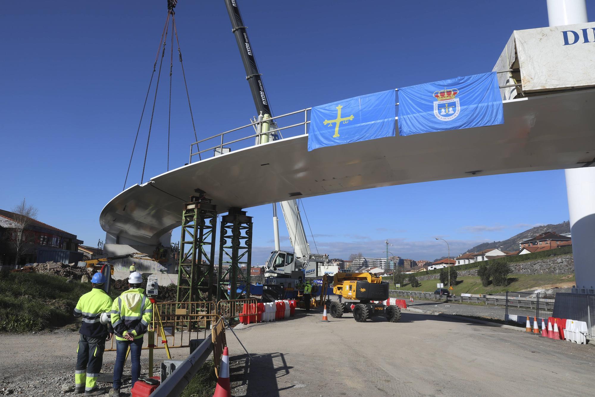 EN IMÁGENES: El &quot;Arpa de Santullano&quot; atraviesa la autopista a la entrada de Oviedo y conecta Ventanielles con Guillén Lafuerza