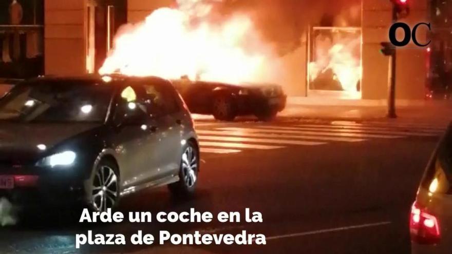 Un coche arde en la plaza de Pontevedra