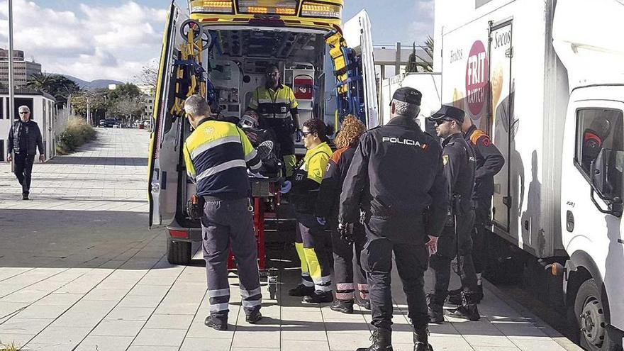 Los sanitarios, junto a la PolicÃ­a, introducen al herido en la ambulancia, ayer en Palma.