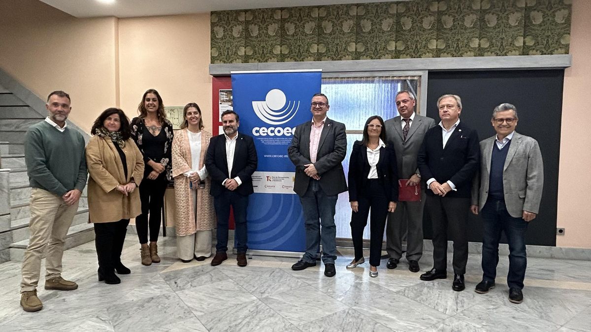 Por la izquierda, el director de la residencia El Carmen, Constantino Menéndez, y la gerontóloga Teresa Martínez, junto a las directoras del Centro de Día El Campillín y de la Fundación Pilares, Carla Pulido y Lola Casal, respectivamente. A su lado, el vocal de la Cámara de Avilés José Girón; el director general de Innovación y Cambio Social, José Antonio Garmón; la consultora sociosanitaria Belén Casares; el tesorero de la Cámara de Oviedo, José Ángel García; el secretario general de la Cámara de Gijón, Álvaro Alonso; y el geriatra Alfredo Bohorquez.